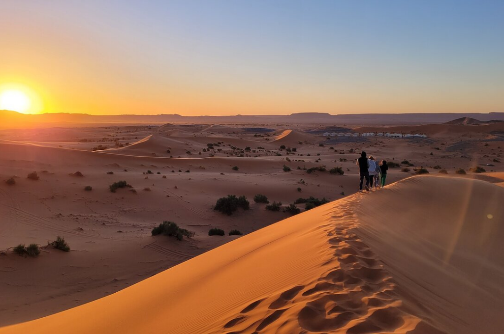 l'Erg Chebbi, ce splendide camp du désert accueille vos vacances mémorables